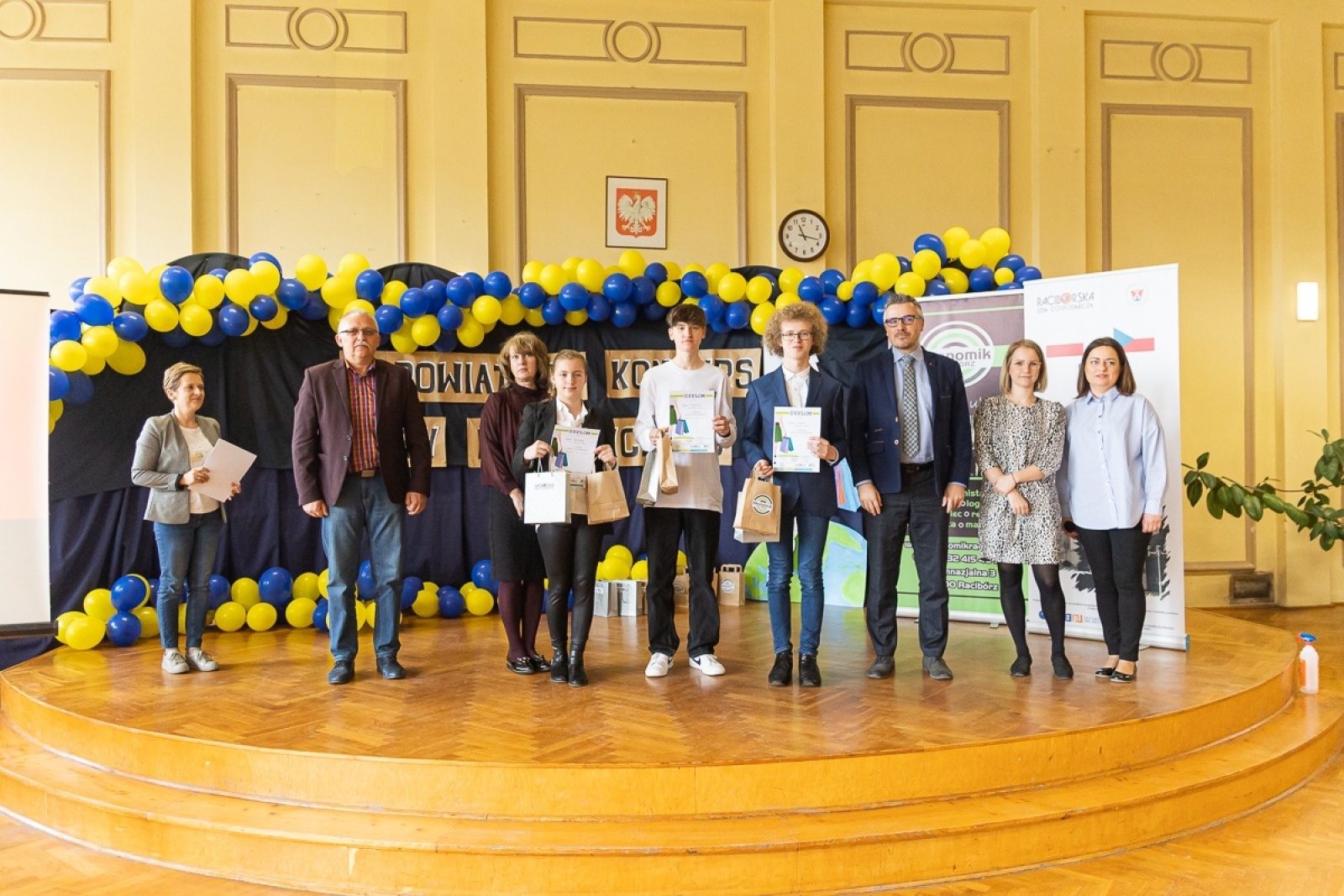 Zdjęcie w galerii na portalu naszraciborz.pl: SP 1 najlepsza w konkursie wiedzy ekonomicznej w Ekonomiku wiadomości z regionu