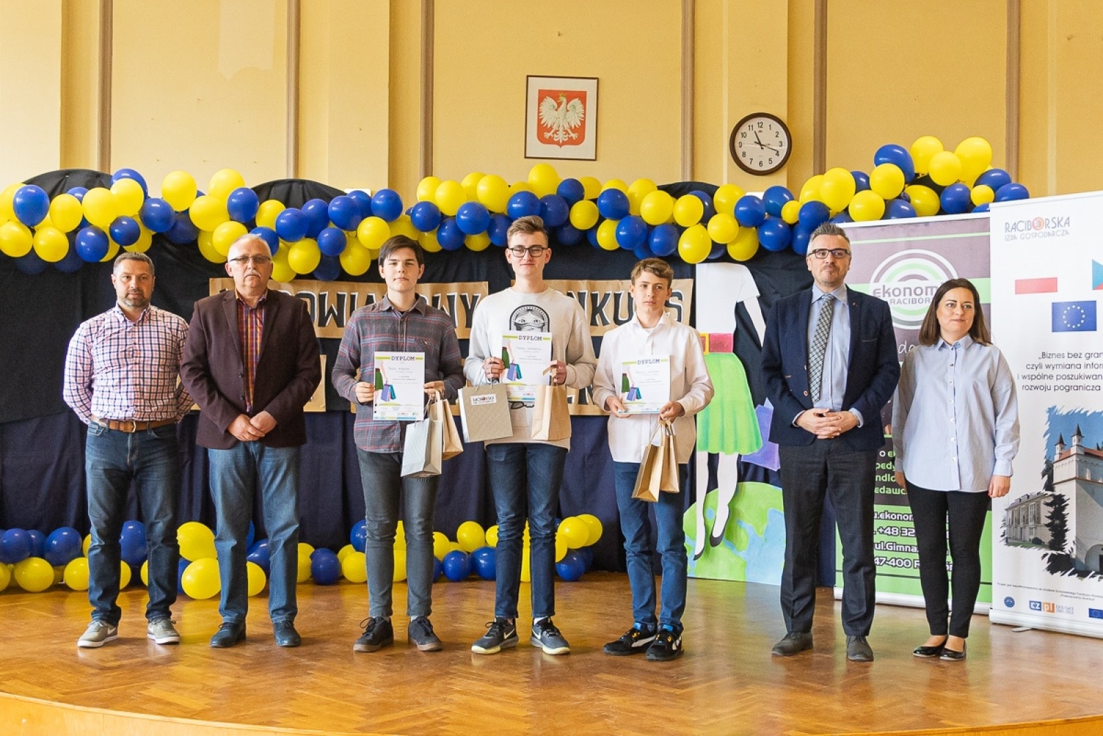 Zdjęcie w galerii na portalu naszraciborz.pl: SP 1 najlepsza w konkursie wiedzy ekonomicznej w Ekonomiku wiadomości z regionu