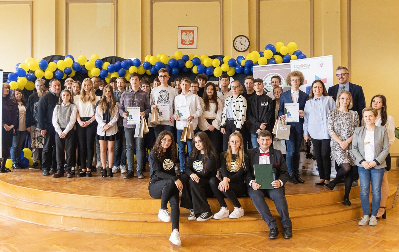 Zdjęcie w galerii na portalu naszraciborz.pl: SP 1 najlepsza w konkursie wiedzy ekonomicznej w Ekonomiku wiadomości z regionu