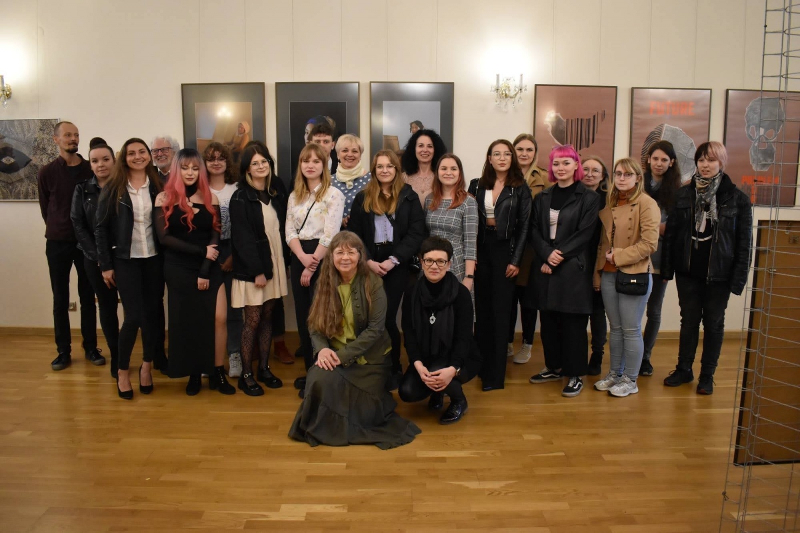 Zdjęcie w galerii na portalu naszraciborz.pl: DYPLOMY 2022 - wernisaż wystawy na Zamku Piastowskim wiadomości z regionu