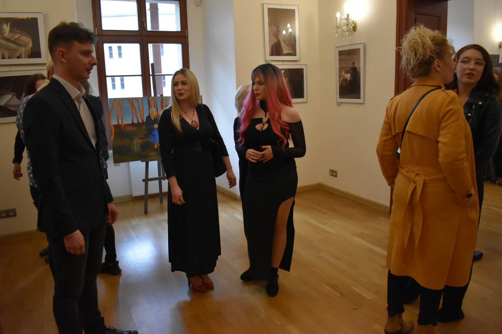 Zdjęcie w galerii na portalu naszraciborz.pl: DYPLOMY 2022 - wernisaż wystawy na Zamku Piastowskim wiadomości z regionu