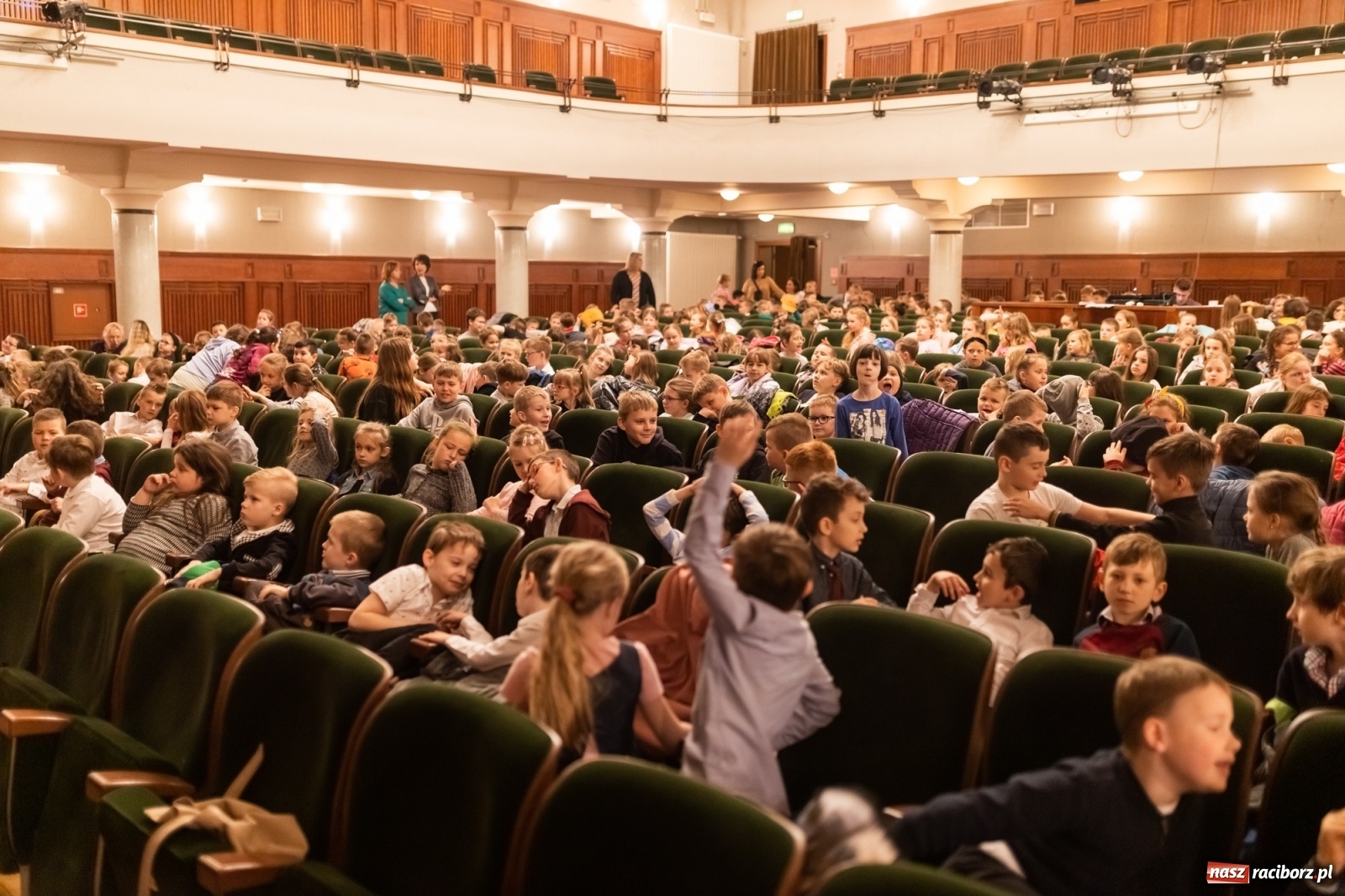 Zdjęcie w galerii na portalu naszraciborz.pl: Spektakl profilaktyczny krakowskiej straży miejskiej na scenie RCK [FOTO i WIDEO] wiadomości z regionu