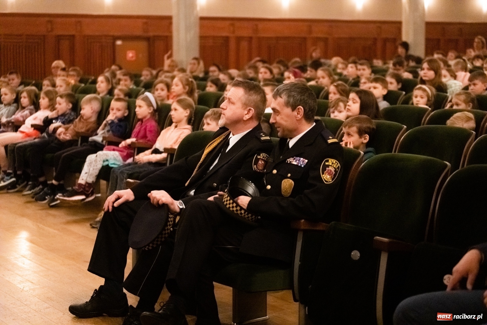 Zdjęcie w galerii na portalu naszraciborz.pl: Spektakl profilaktyczny krakowskiej straży miejskiej na scenie RCK [FOTO i WIDEO] wiadomości z regionu