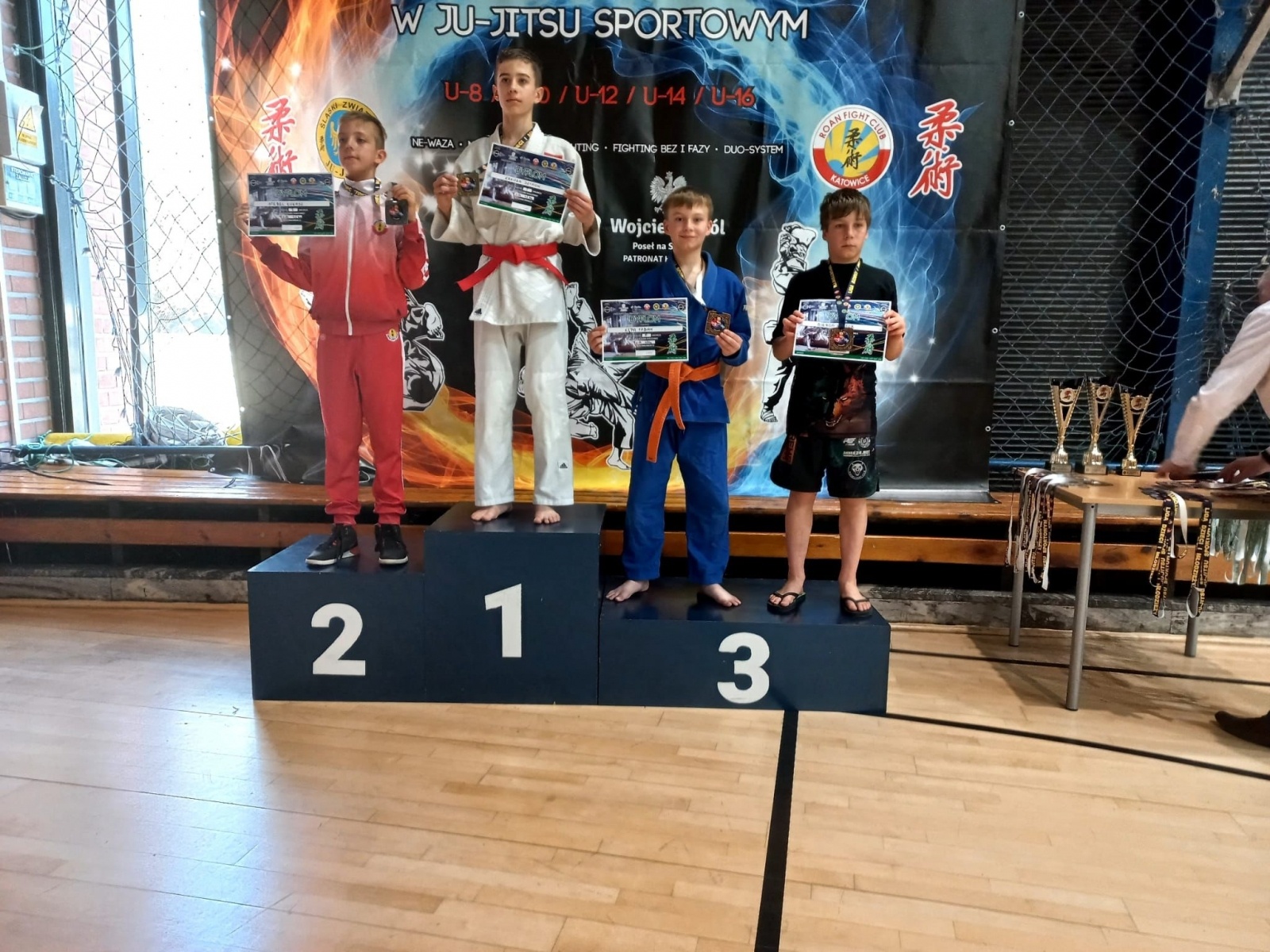 Zdjęcie w galerii na portalu naszraciborz.pl: Łamatorzy na podium w katowickim Spodku wiadomości z regionu