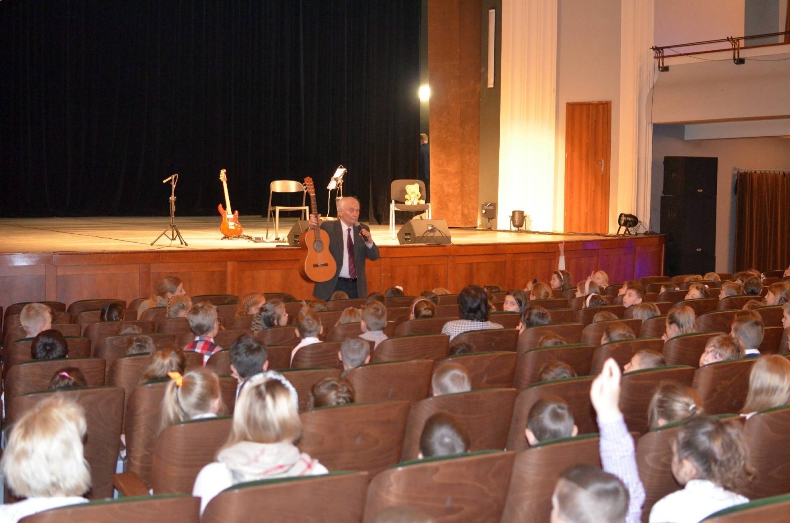 Zdjęcie w galerii na portalu naszraciborz.pl: Merci, merci, merci - młodzi raciborzanie dowiedzieli się wszystkiego o gitarze wiadomości z regionu