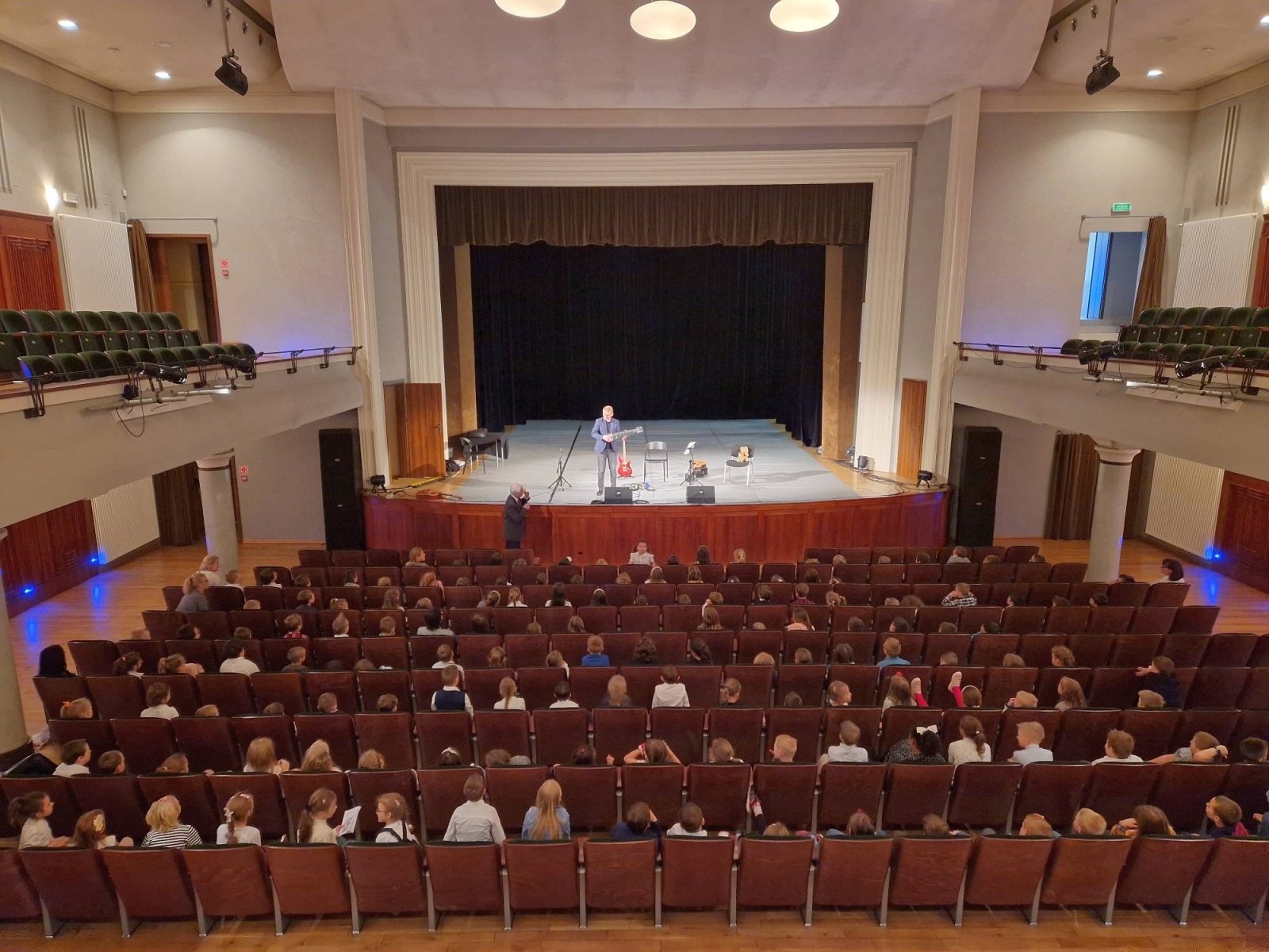 Zdjęcie w galerii na portalu naszraciborz.pl: Merci, merci, merci - młodzi raciborzanie dowiedzieli się wszystkiego o gitarze wiadomości z regionu