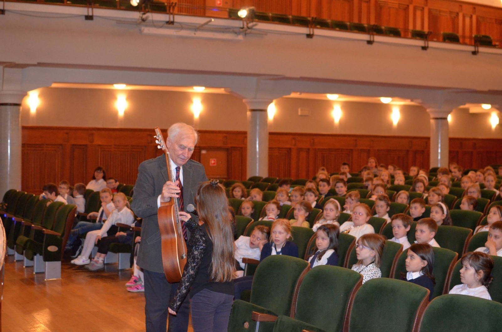 Zdjęcie w galerii na portalu naszraciborz.pl: Merci, merci, merci - młodzi raciborzanie dowiedzieli się wszystkiego o gitarze wiadomości z regionu