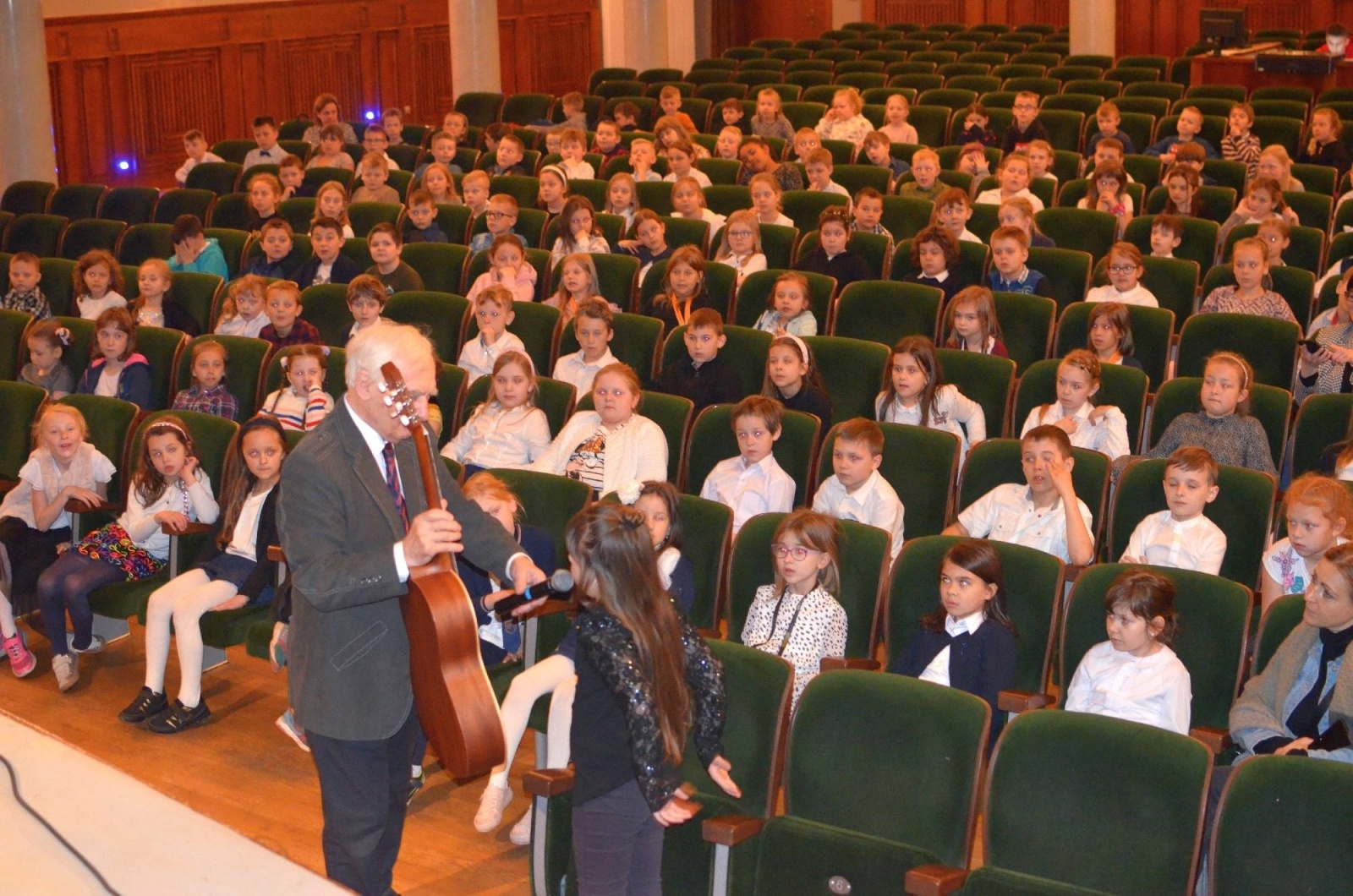 Zdjęcie w galerii na portalu naszraciborz.pl: Merci, merci, merci - młodzi raciborzanie dowiedzieli się wszystkiego o gitarze wiadomości z regionu