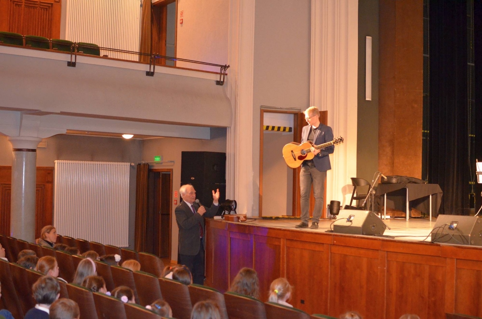 Zdjęcie w galerii na portalu naszraciborz.pl: Merci, merci, merci - młodzi raciborzanie dowiedzieli się wszystkiego o gitarze wiadomości z regionu