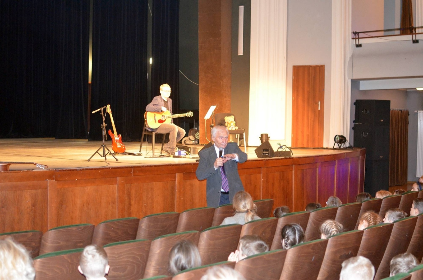Zdjęcie w galerii na portalu naszraciborz.pl: Merci, merci, merci - młodzi raciborzanie dowiedzieli się wszystkiego o gitarze wiadomości z regionu
