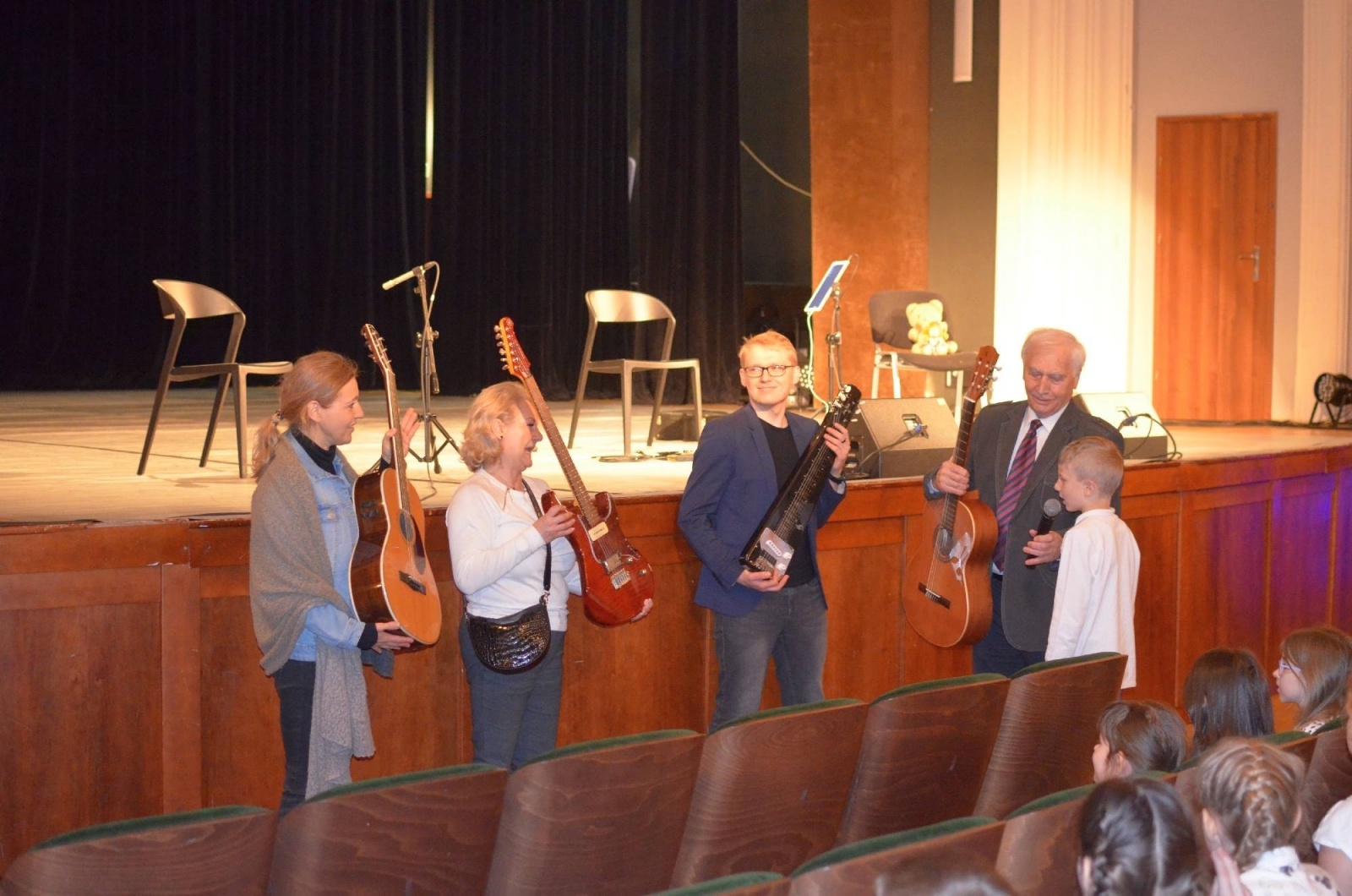 Zdjęcie w galerii na portalu naszraciborz.pl: Merci, merci, merci - młodzi raciborzanie dowiedzieli się wszystkiego o gitarze wiadomości z regionu
