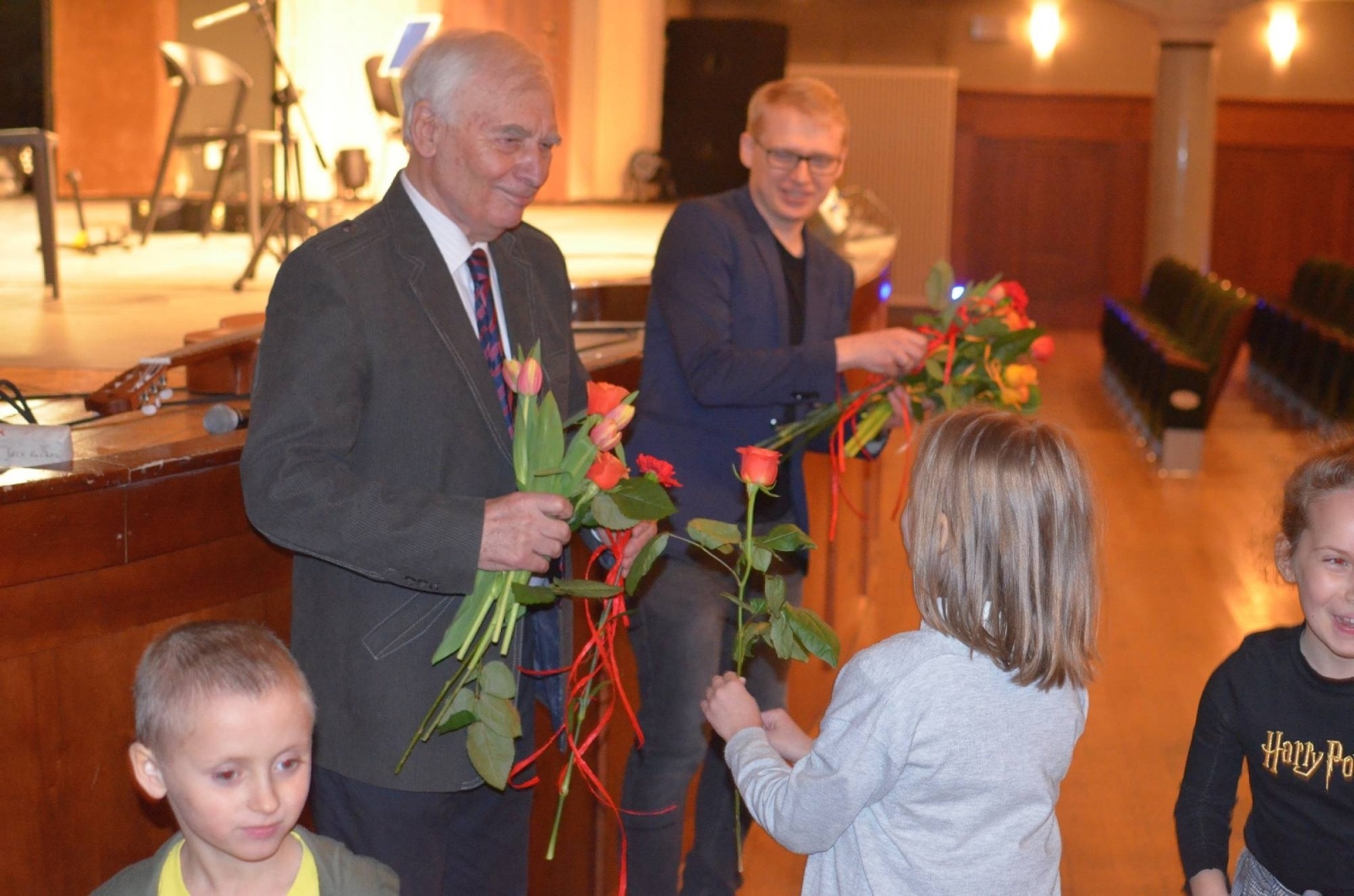 Zdjęcie w galerii na portalu naszraciborz.pl: Merci, merci, merci - młodzi raciborzanie dowiedzieli się wszystkiego o gitarze wiadomości z regionu