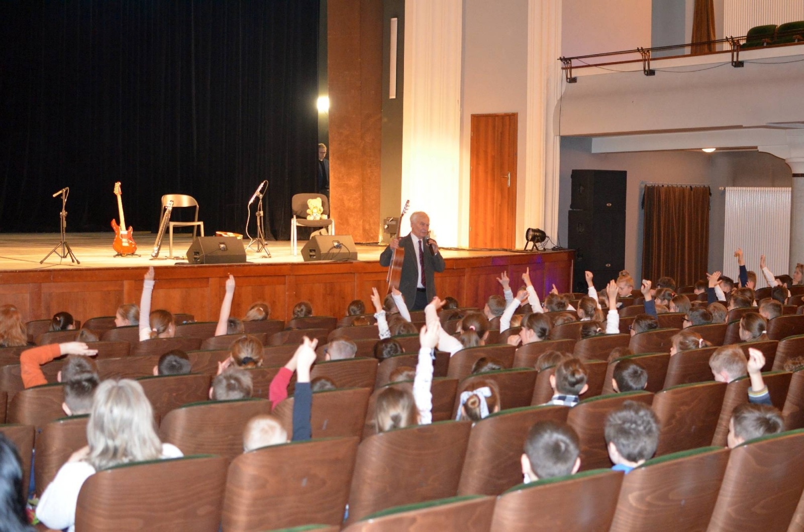 Zdjęcie w galerii na portalu naszraciborz.pl: Merci, merci, merci - młodzi raciborzanie dowiedzieli się wszystkiego o gitarze wiadomości z regionu