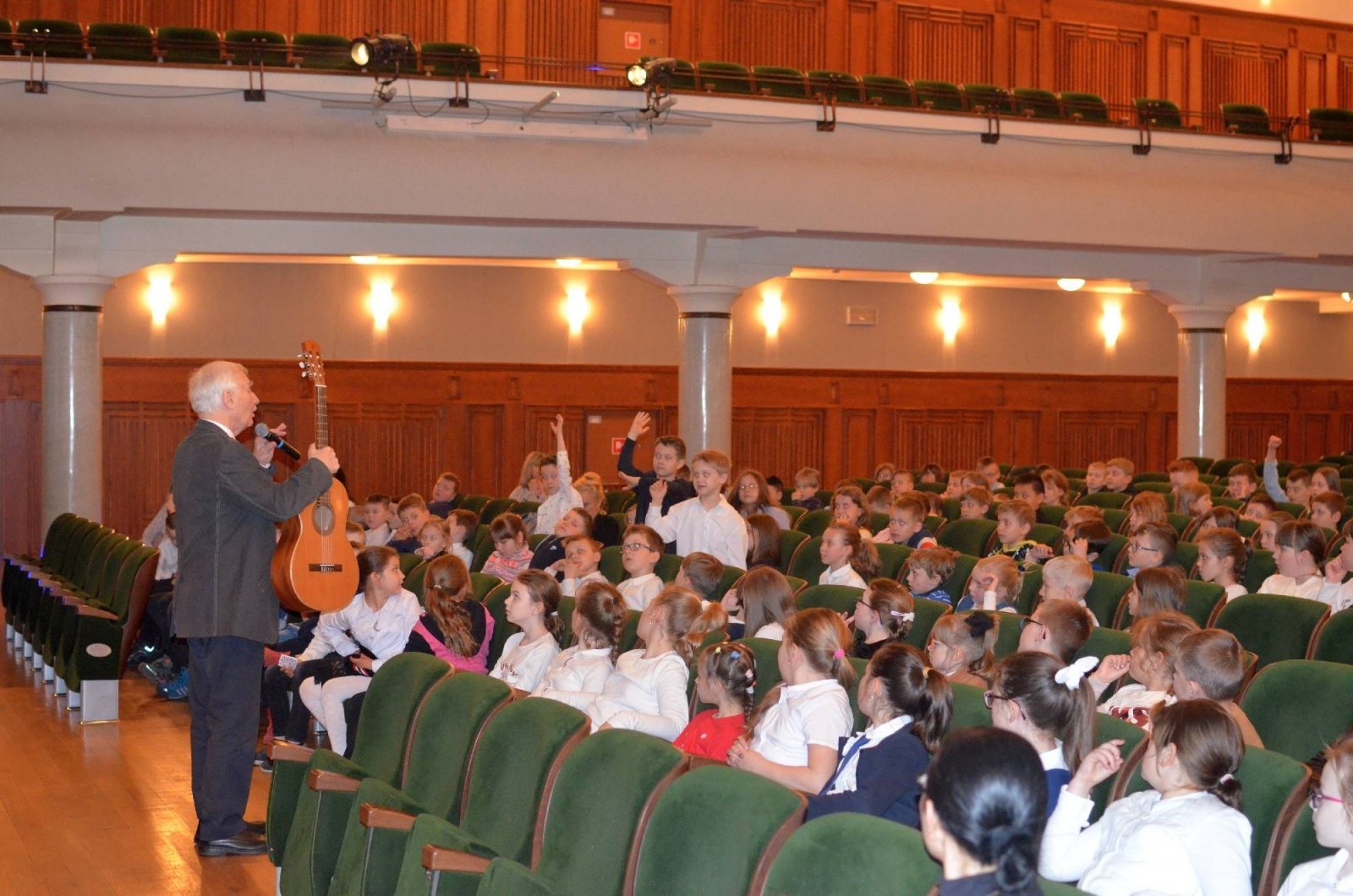 Zdjęcie w galerii na portalu naszraciborz.pl: Merci, merci, merci - młodzi raciborzanie dowiedzieli się wszystkiego o gitarze wiadomości z regionu