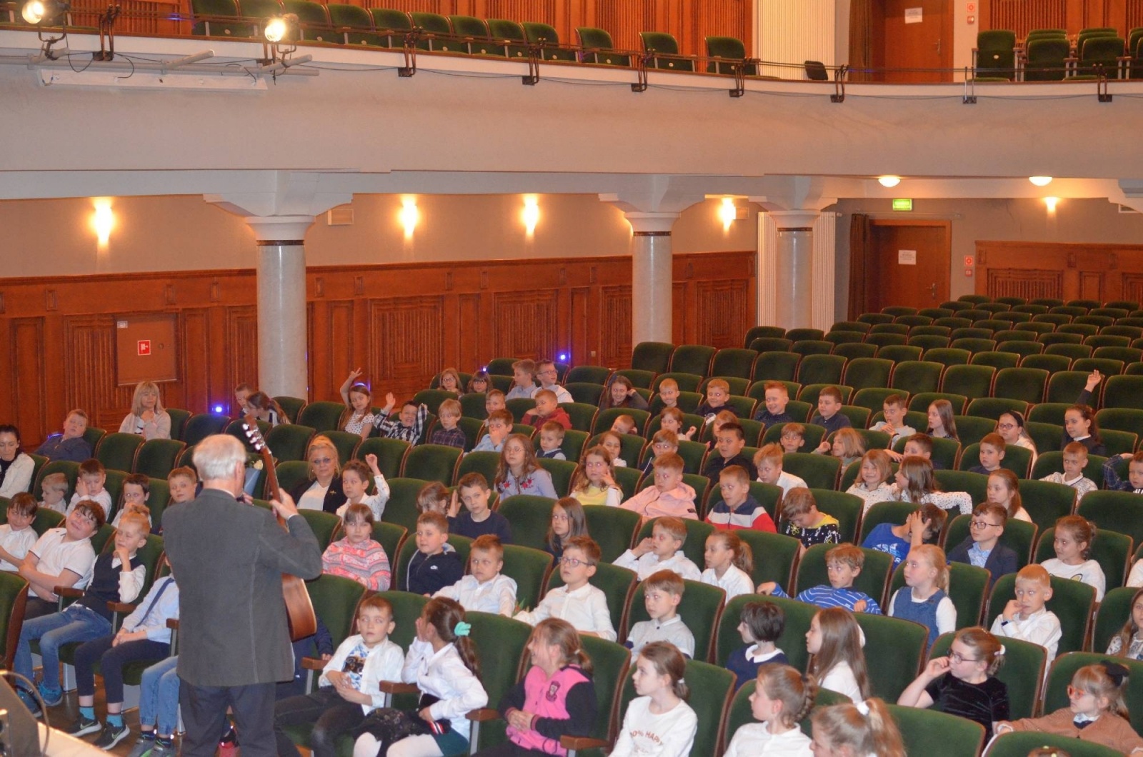 Zdjęcie w galerii na portalu naszraciborz.pl: Merci, merci, merci - młodzi raciborzanie dowiedzieli się wszystkiego o gitarze wiadomości z regionu