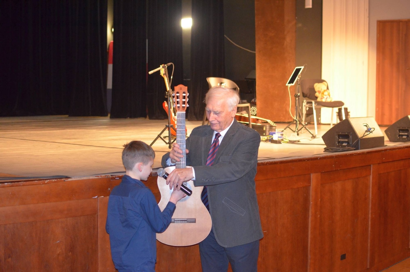 Zdjęcie w galerii na portalu naszraciborz.pl: Merci, merci, merci - młodzi raciborzanie dowiedzieli się wszystkiego o gitarze wiadomości z regionu