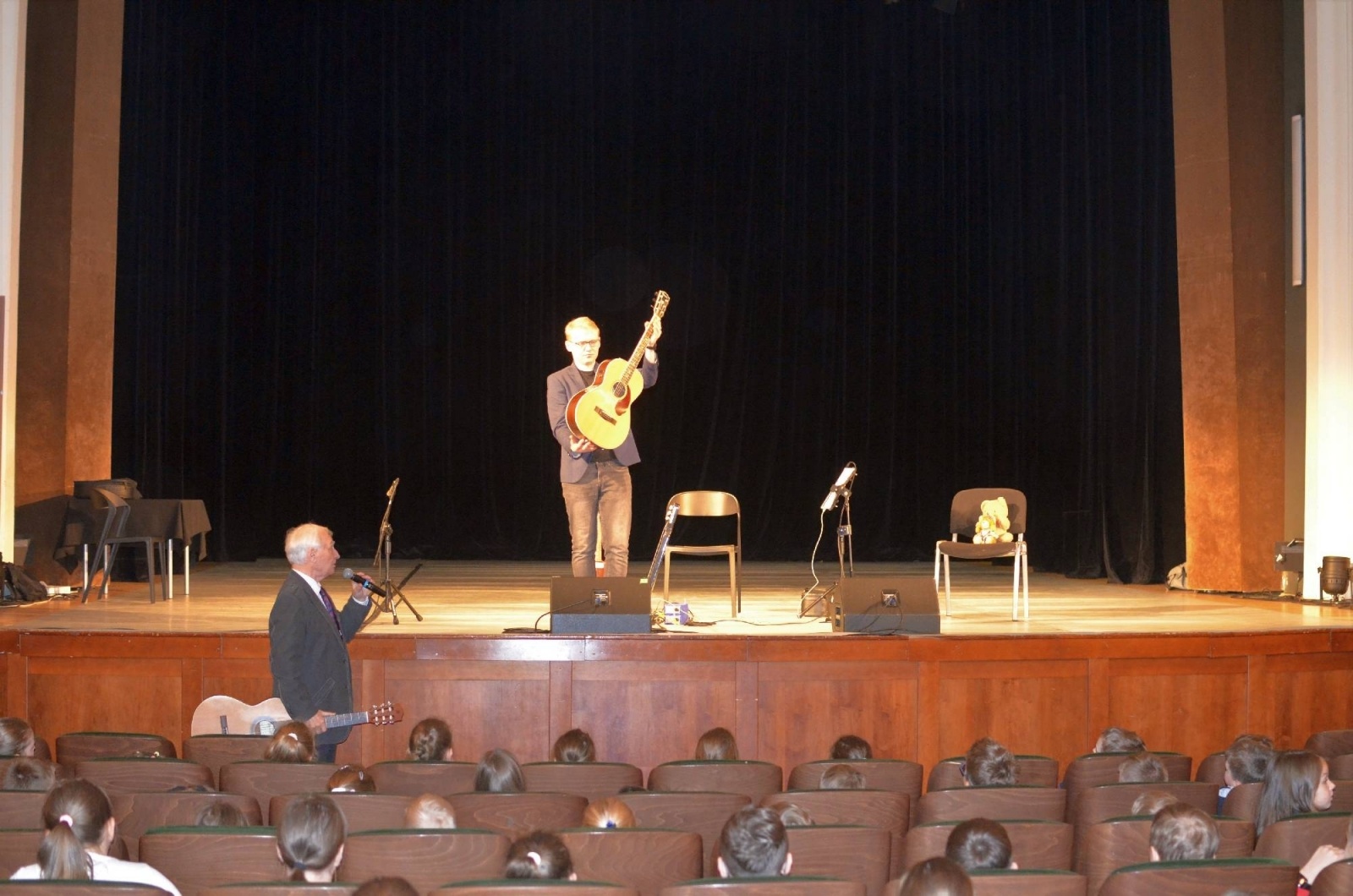 Zdjęcie w galerii na portalu naszraciborz.pl: Merci, merci, merci - młodzi raciborzanie dowiedzieli się wszystkiego o gitarze wiadomości z regionu