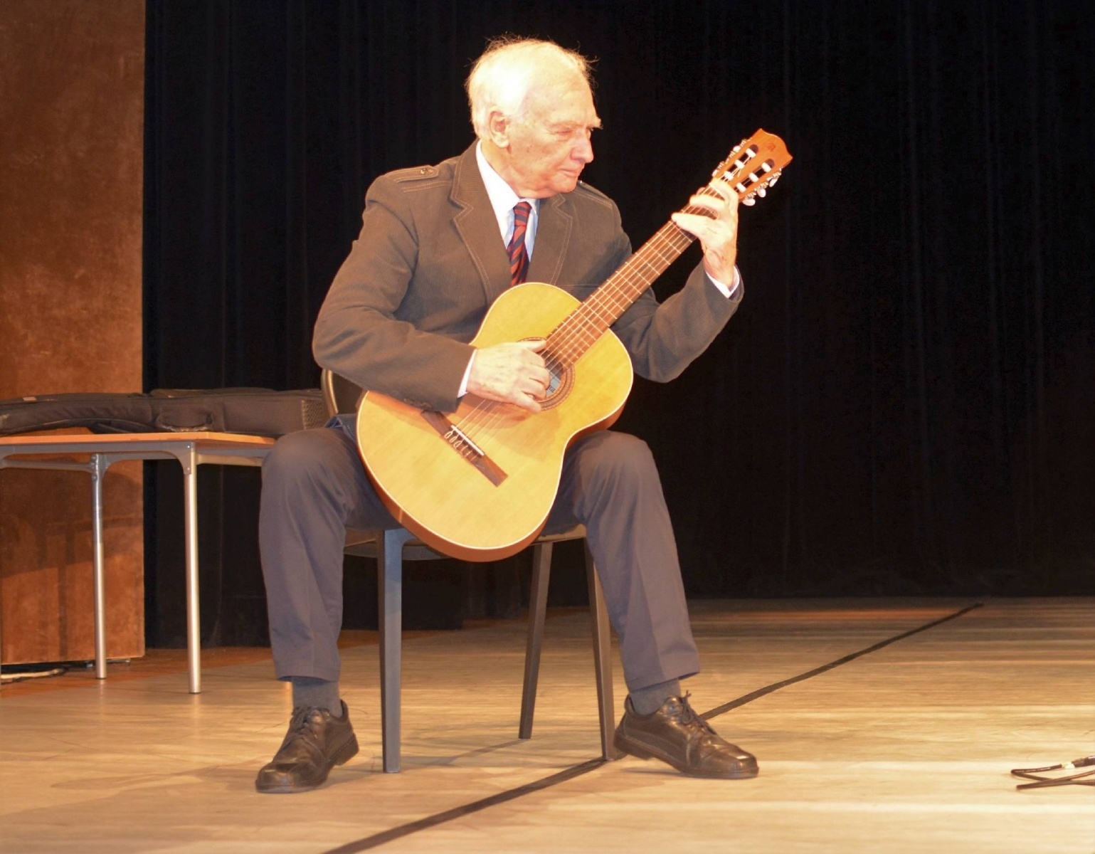 Zdjęcie w galerii na portalu naszraciborz.pl: Merci, merci, merci - młodzi raciborzanie dowiedzieli się wszystkiego o gitarze wiadomości z regionu