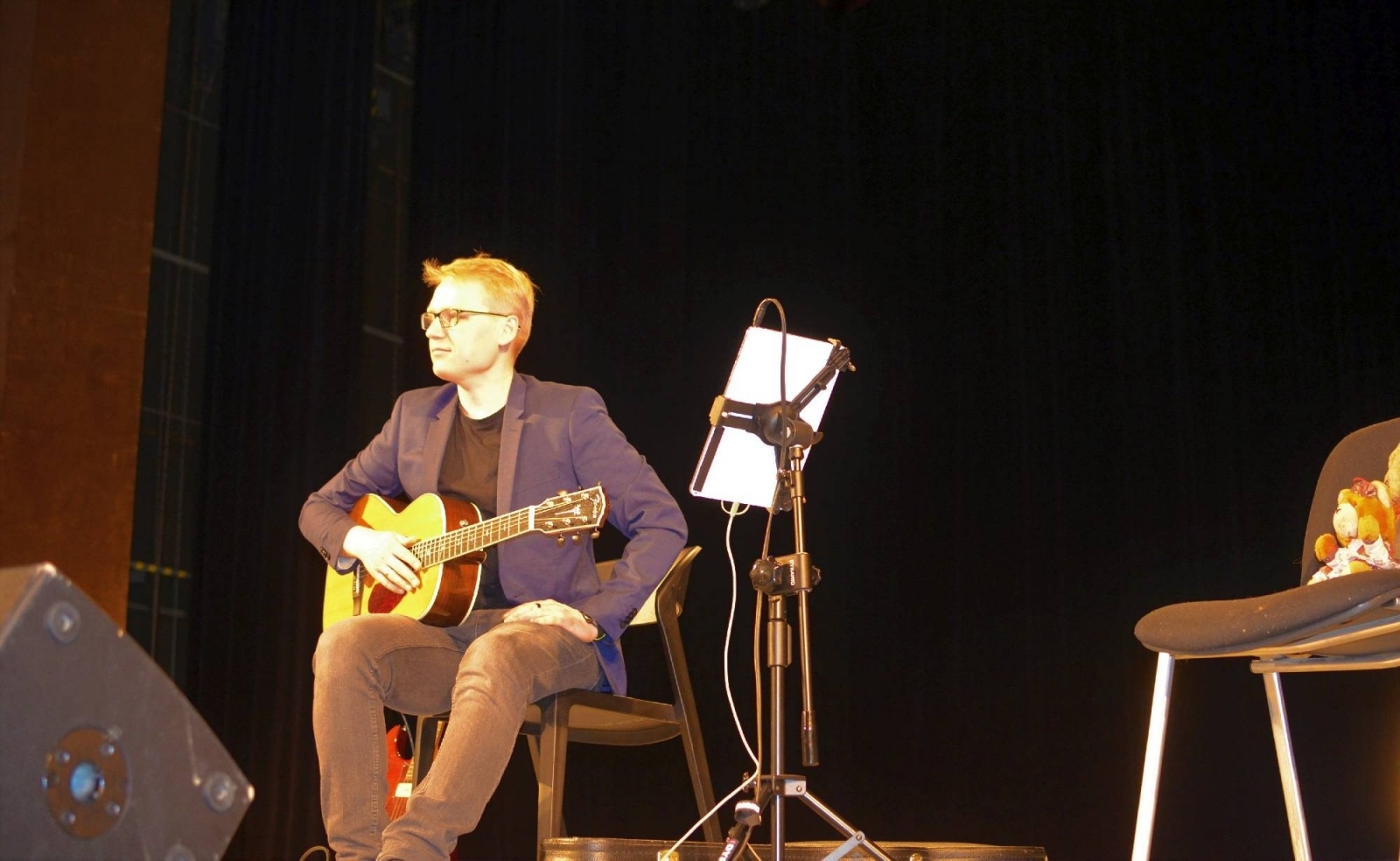 Zdjęcie w galerii na portalu naszraciborz.pl: Merci, merci, merci - młodzi raciborzanie dowiedzieli się wszystkiego o gitarze wiadomości z regionu