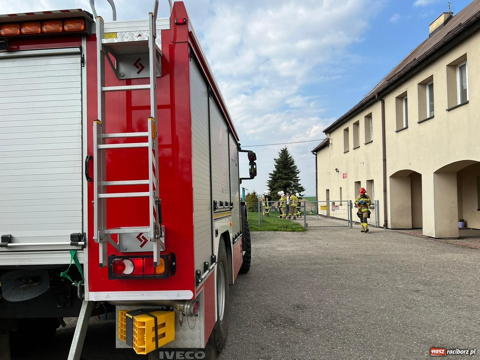 Zdjęcie w galerii na portalu naszraciborz.pl: Czad zagroził przedszkolakom w Gamowie. Maluchy ewakuowane do remizy [FOTO] wiadomości z regionu