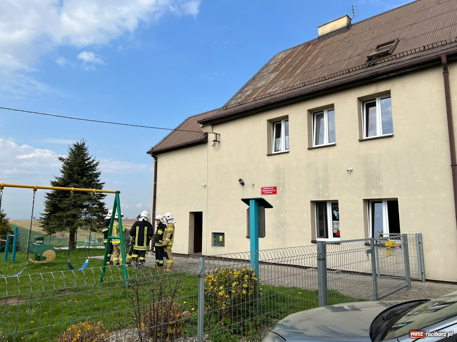 Zdjęcie w galerii na portalu naszraciborz.pl: Czad zagroził przedszkolakom w Gamowie. Maluchy ewakuowane do remizy [FOTO] wiadomości z regionu