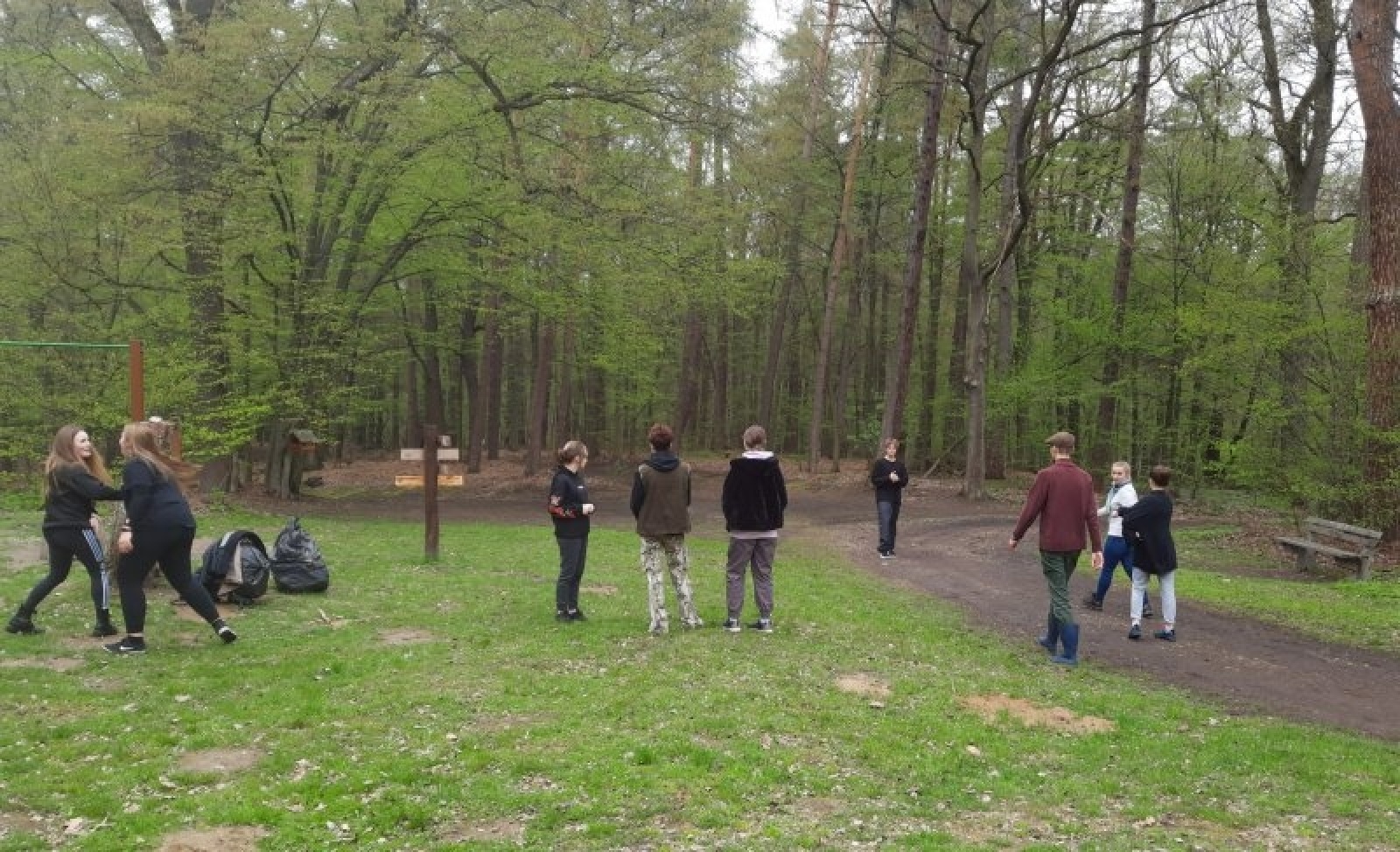 Zdjęcie w galerii na portalu naszraciborz.pl: Wokół Arboretum Bramy Morawskiej posadzono nowy las wiadomości z regionu