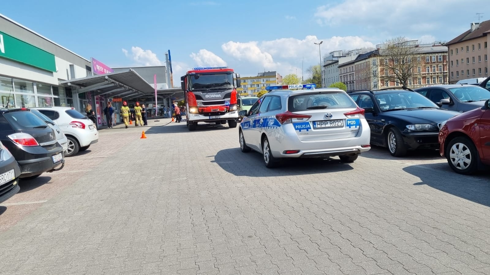 Zdjęcie w galerii na portalu naszraciborz.pl: Dym nad Deichmannem. Akcja straży pożarnej na Opawskiej [FOTO] wiadomości z regionu
