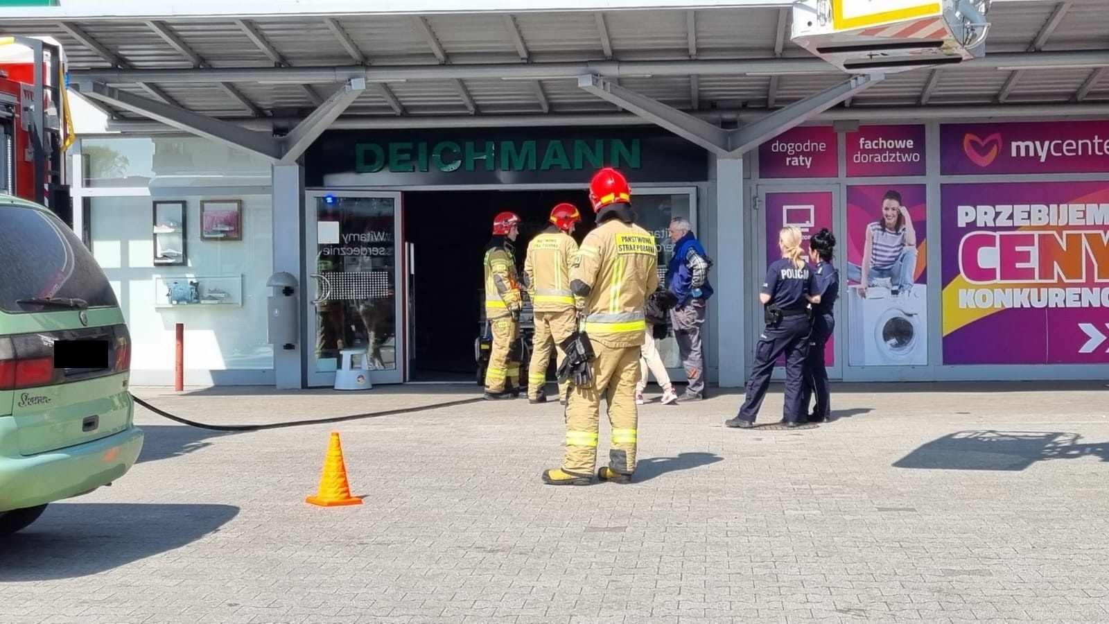 Zdjęcie w galerii na portalu naszraciborz.pl: Dym nad Deichmannem. Akcja straży pożarnej na Opawskiej [FOTO] wiadomości z regionu