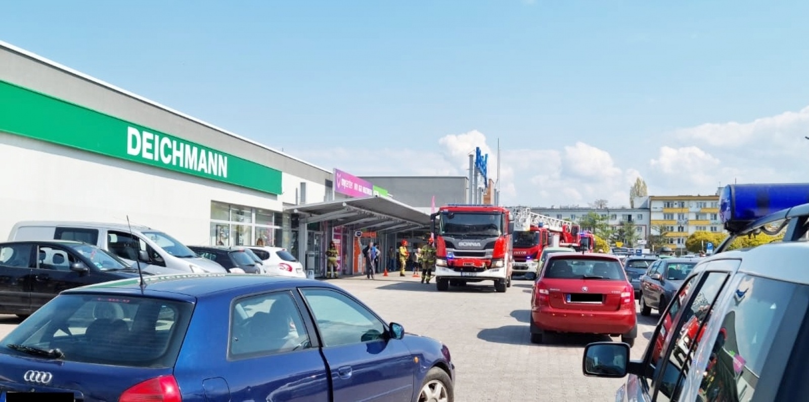 Zdjęcie w galerii na portalu naszraciborz.pl: Dym nad Deichmannem. Akcja straży pożarnej na Opawskiej [FOTO] wiadomości z regionu