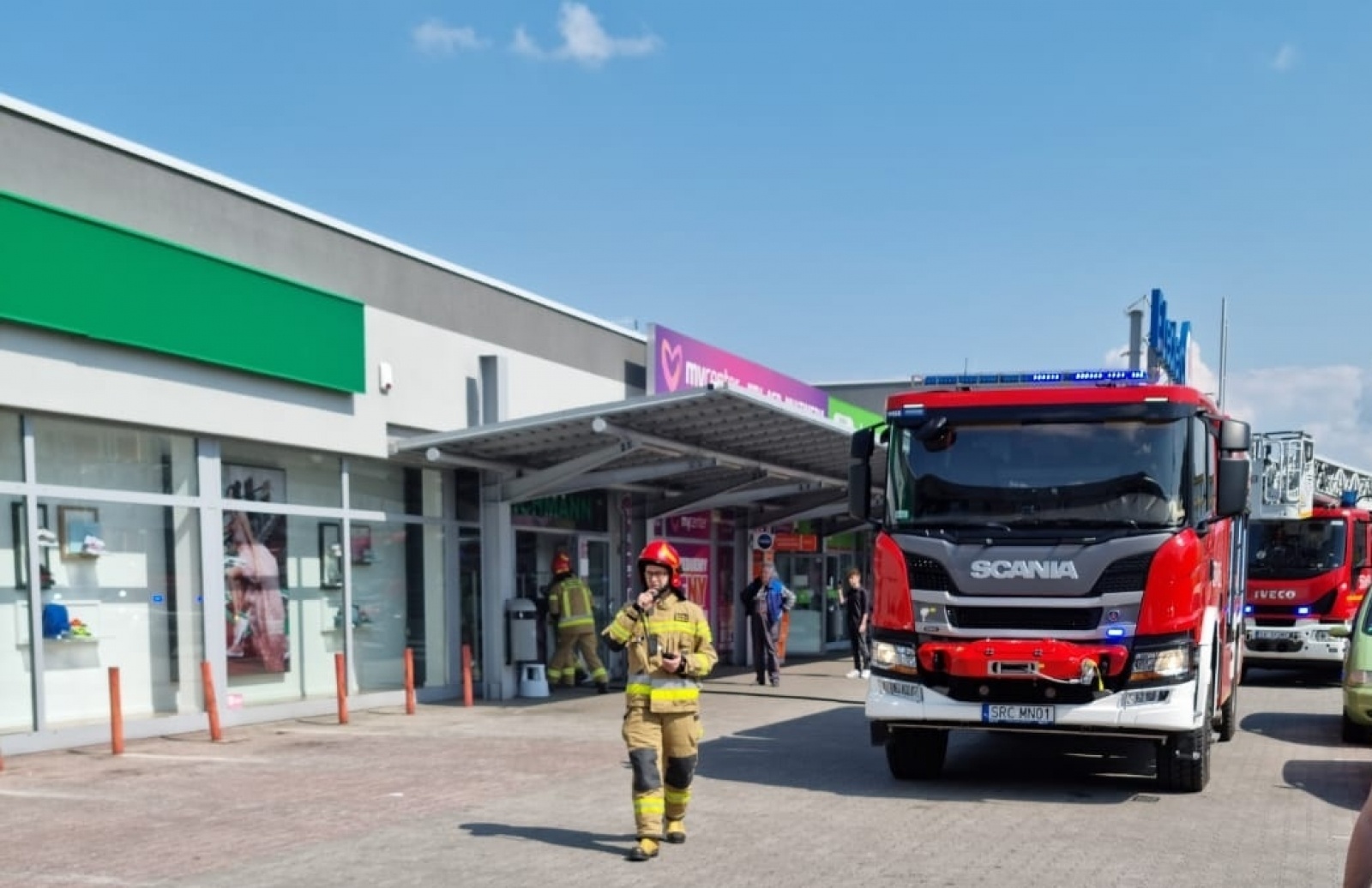 Zdjęcie w galerii na portalu naszraciborz.pl: Dym nad Deichmannem. Akcja straży pożarnej na Opawskiej [FOTO] wiadomości z regionu