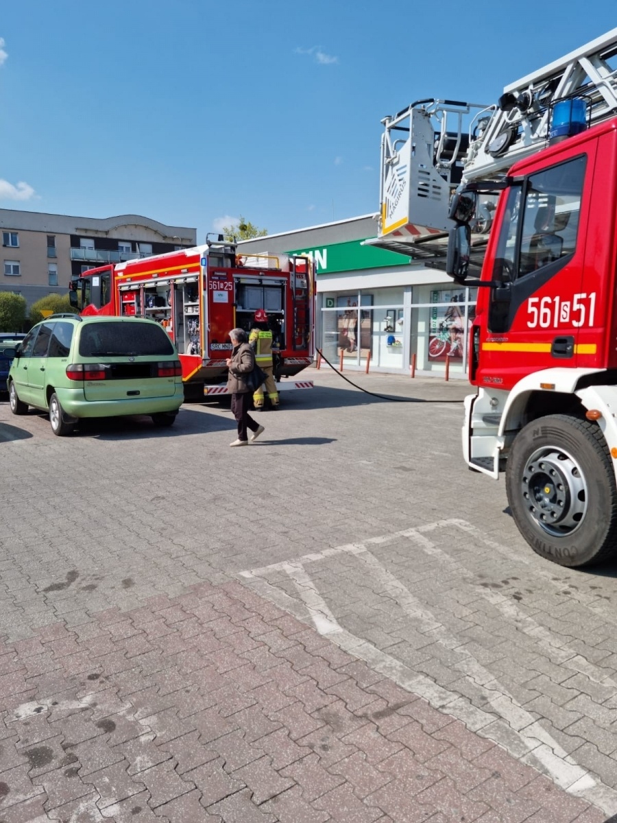 Zdjęcie w galerii na portalu naszraciborz.pl: Dym nad Deichmannem. Akcja straży pożarnej na Opawskiej [FOTO] wiadomości z regionu
