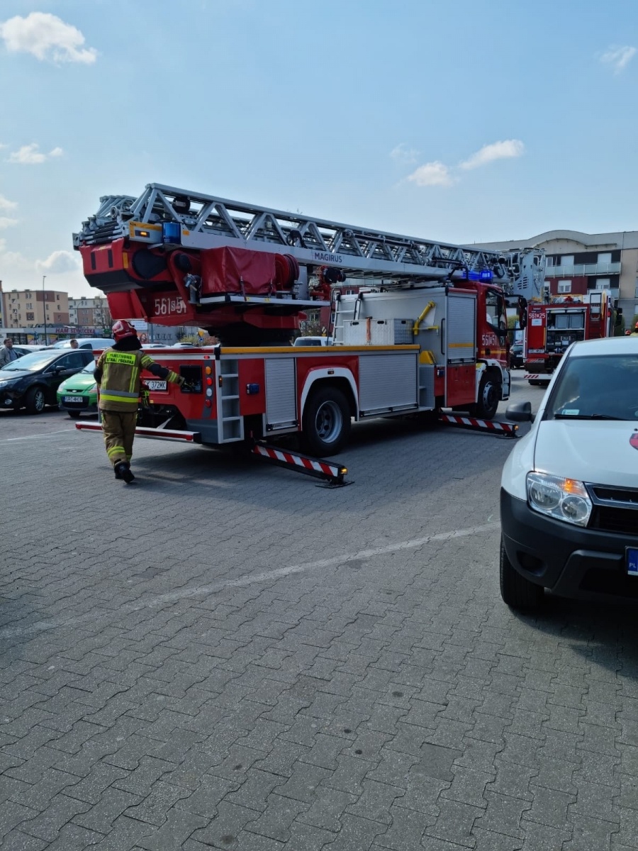 Zdjęcie w galerii na portalu naszraciborz.pl: Dym nad Deichmannem. Akcja straży pożarnej na Opawskiej [FOTO] wiadomości z regionu