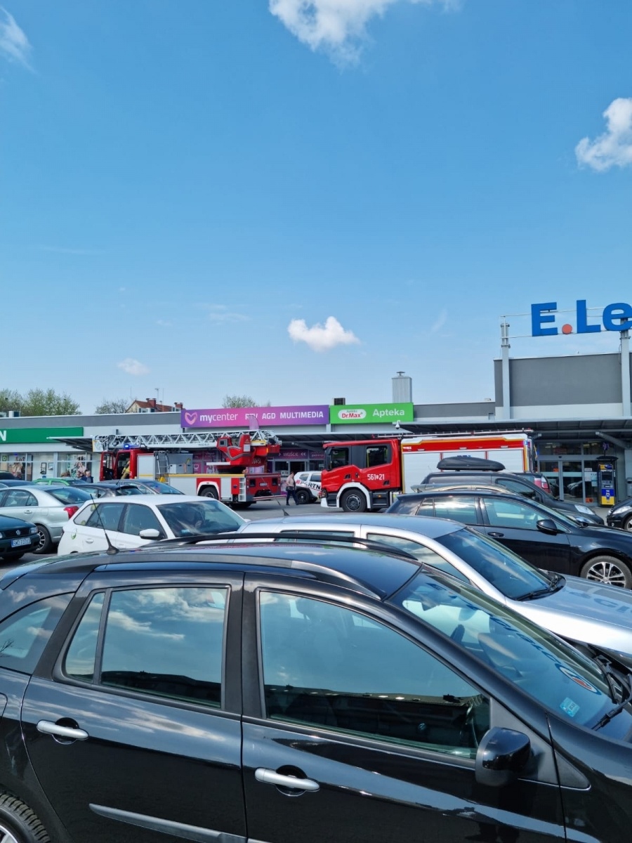 Zdjęcie w galerii na portalu naszraciborz.pl: Dym nad Deichmannem. Akcja straży pożarnej na Opawskiej [FOTO] wiadomości z regionu