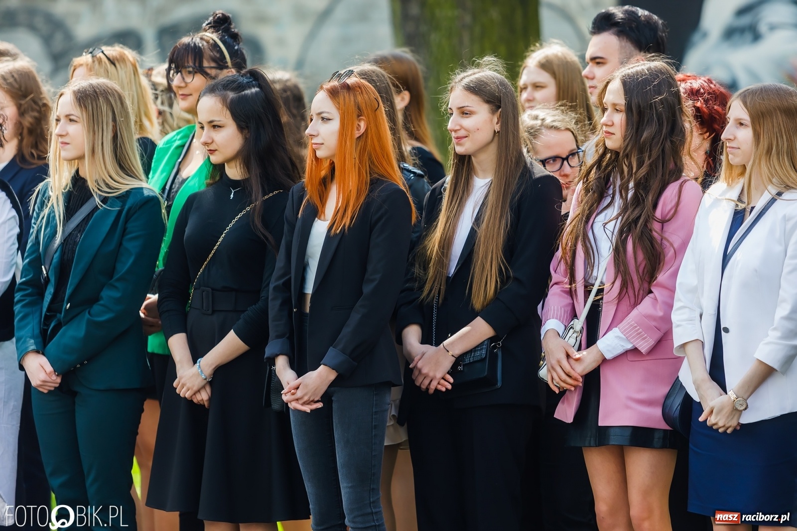 Zdjęcie w galerii na portalu naszraciborz.pl: Smutny czas pożegnania. Absolwenci II LO chcieliby zostać dłużej w szkole wiadomości z regionu
