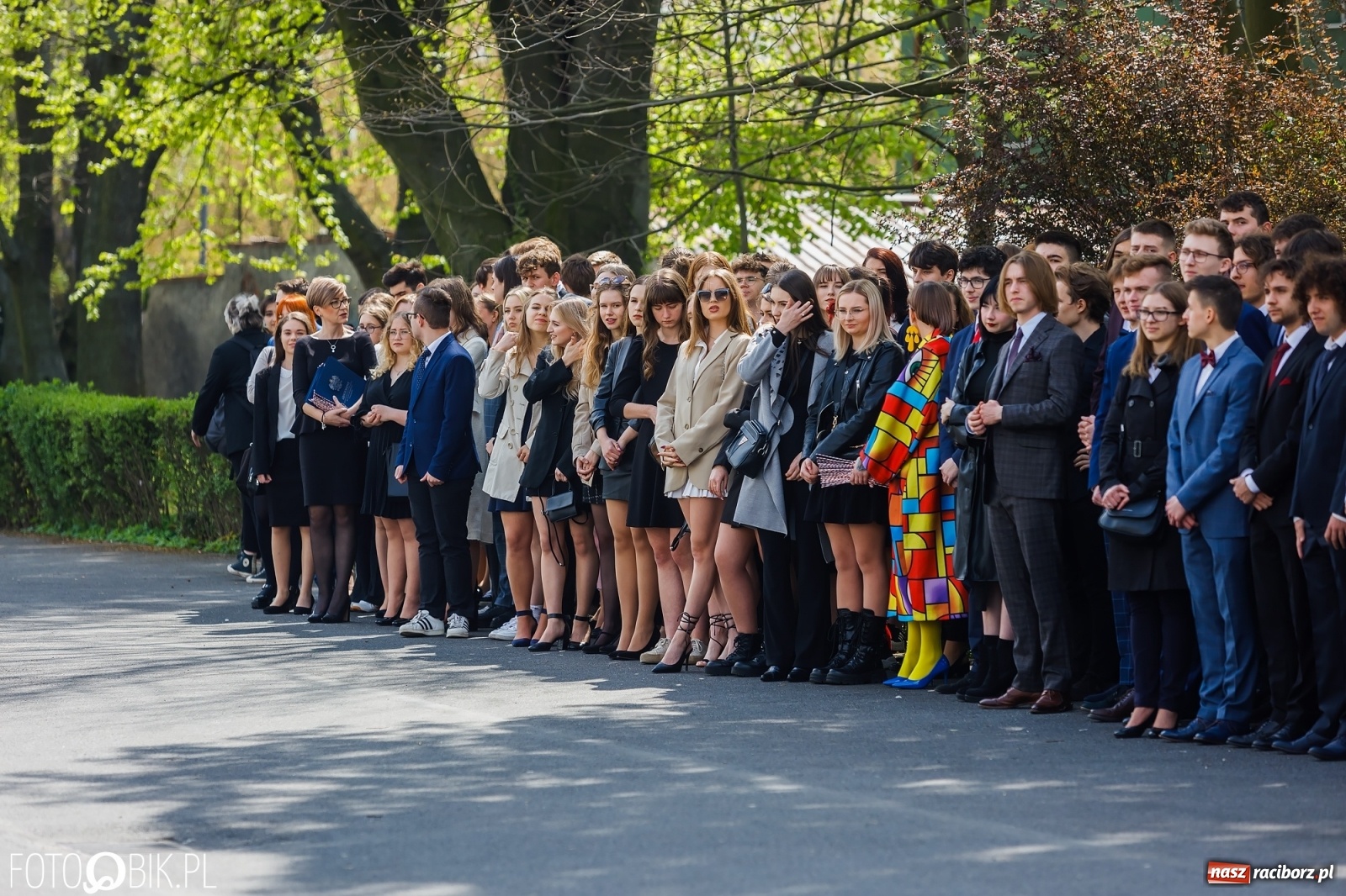 Zdjęcie w galerii na portalu naszraciborz.pl: Smutny czas pożegnania. Absolwenci II LO chcieliby zostać dłużej w szkole wiadomości z regionu