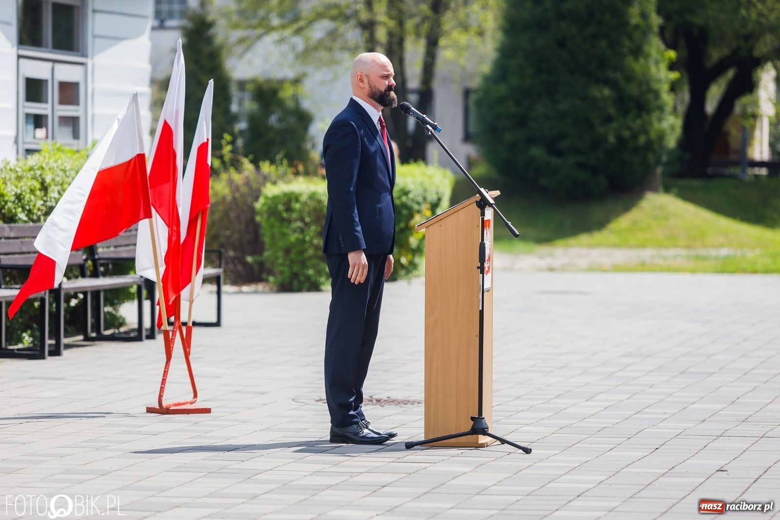 Zdjęcie w galerii na portalu naszraciborz.pl: Smutny czas pożegnania. Absolwenci II LO chcieliby zostać dłużej w szkole wiadomości z regionu