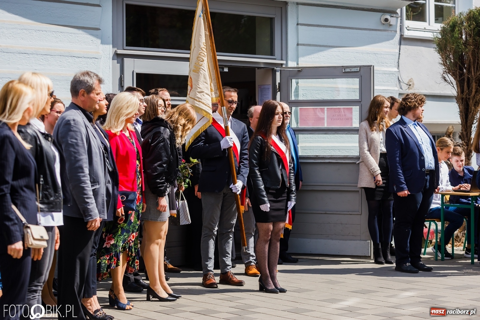 Zdjęcie w galerii na portalu naszraciborz.pl: Smutny czas pożegnania. Absolwenci II LO chcieliby zostać dłużej w szkole wiadomości z regionu