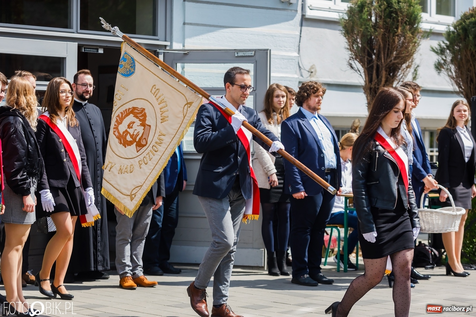 Zdjęcie w galerii na portalu naszraciborz.pl: Smutny czas pożegnania. Absolwenci II LO chcieliby zostać dłużej w szkole wiadomości z regionu