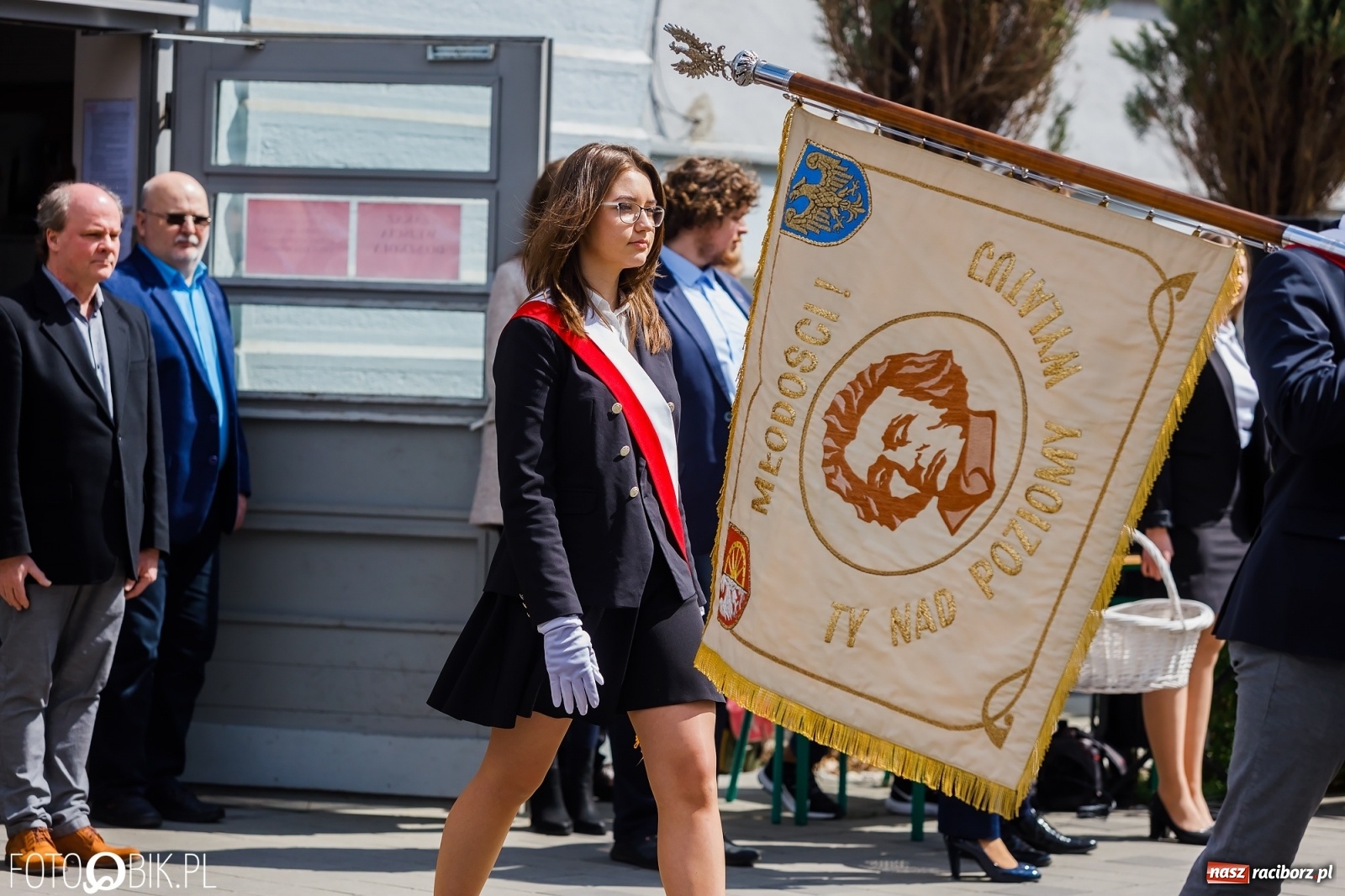 Zdjęcie w galerii na portalu naszraciborz.pl: Smutny czas pożegnania. Absolwenci II LO chcieliby zostać dłużej w szkole wiadomości z regionu