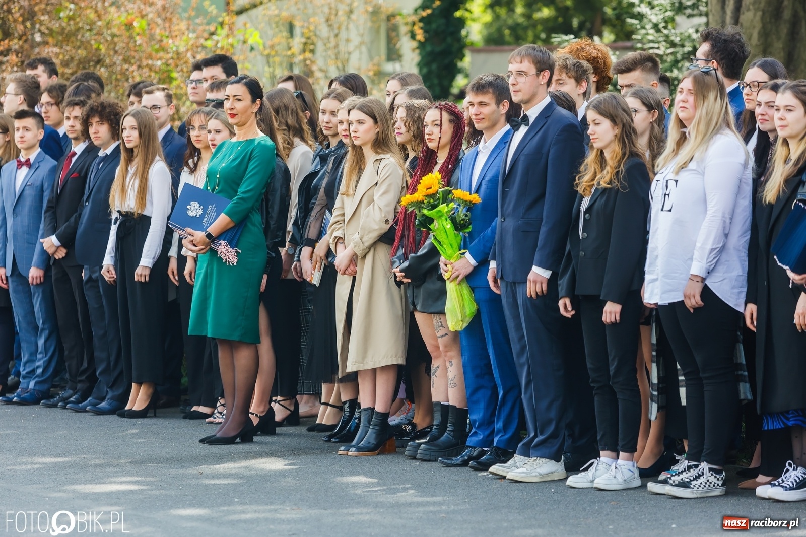 Zdjęcie w galerii na portalu naszraciborz.pl: Smutny czas pożegnania. Absolwenci II LO chcieliby zostać dłużej w szkole wiadomości z regionu