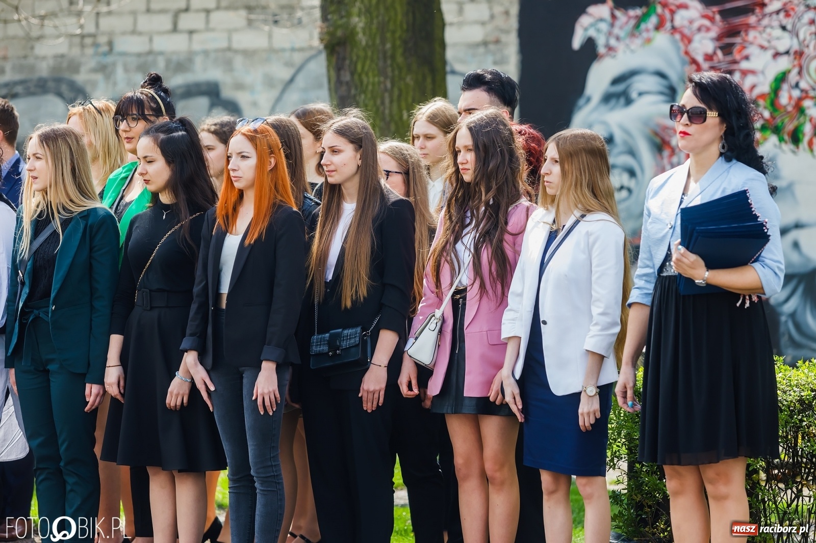 Zdjęcie w galerii na portalu naszraciborz.pl: Smutny czas pożegnania. Absolwenci II LO chcieliby zostać dłużej w szkole wiadomości z regionu