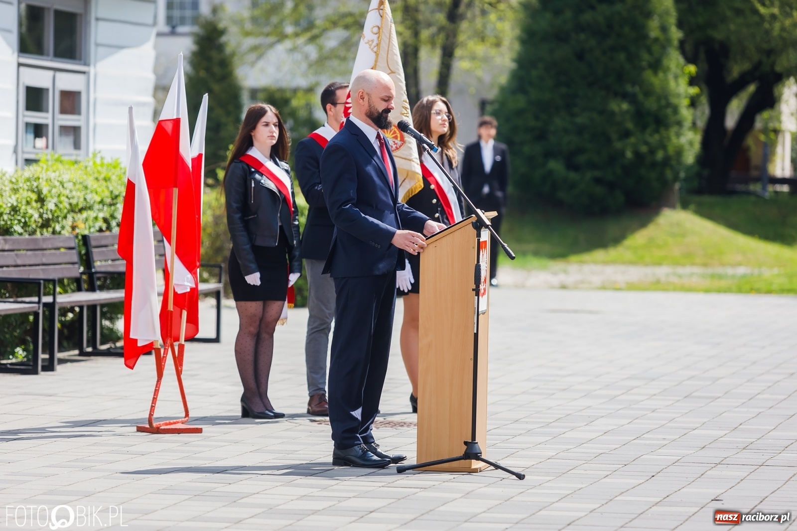 Zdjęcie w galerii na portalu naszraciborz.pl: Smutny czas pożegnania. Absolwenci II LO chcieliby zostać dłużej w szkole wiadomości z regionu