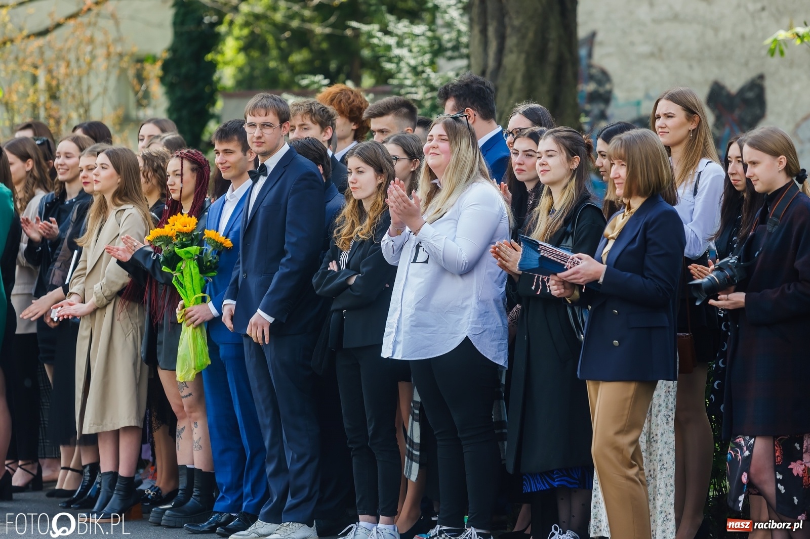 Zdjęcie w galerii na portalu naszraciborz.pl: Smutny czas pożegnania. Absolwenci II LO chcieliby zostać dłużej w szkole wiadomości z regionu