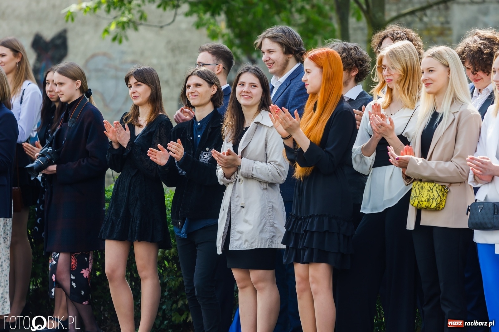 Zdjęcie w galerii na portalu naszraciborz.pl: Smutny czas pożegnania. Absolwenci II LO chcieliby zostać dłużej w szkole wiadomości z regionu