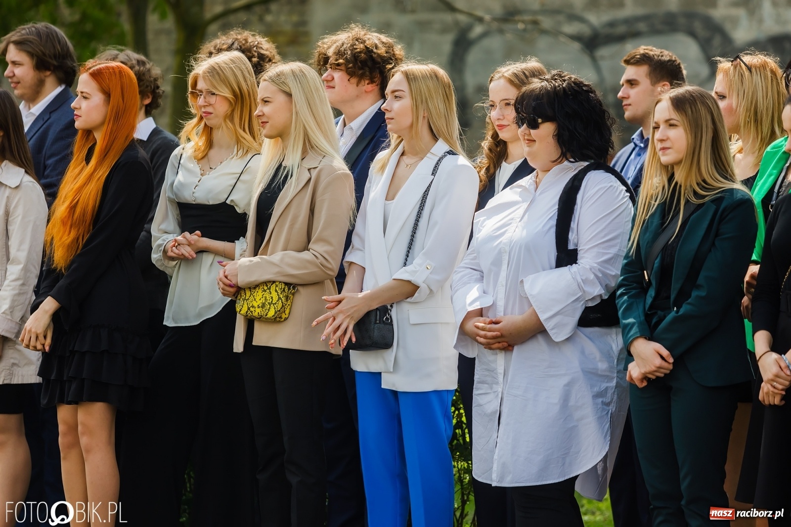 Zdjęcie w galerii na portalu naszraciborz.pl: Smutny czas pożegnania. Absolwenci II LO chcieliby zostać dłużej w szkole wiadomości z regionu