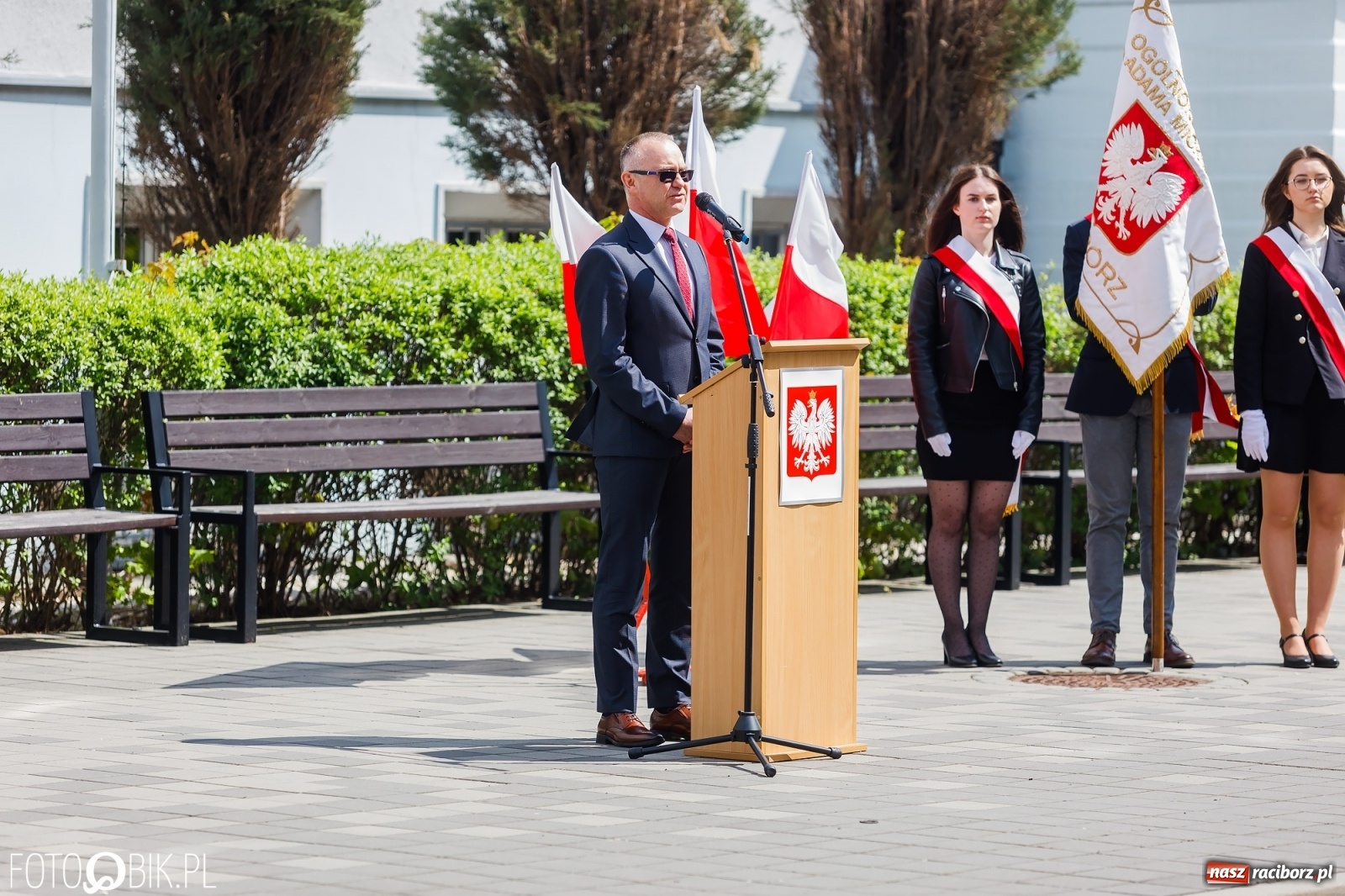 Zdjęcie w galerii na portalu naszraciborz.pl: Smutny czas pożegnania. Absolwenci II LO chcieliby zostać dłużej w szkole wiadomości z regionu