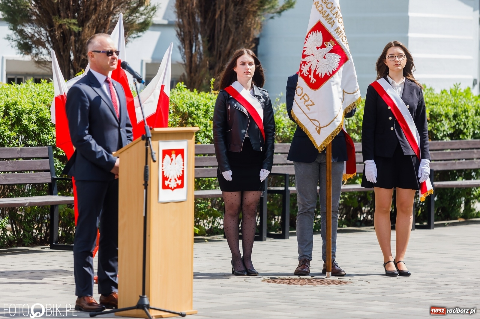Zdjęcie w galerii na portalu naszraciborz.pl: Smutny czas pożegnania. Absolwenci II LO chcieliby zostać dłużej w szkole wiadomości z regionu