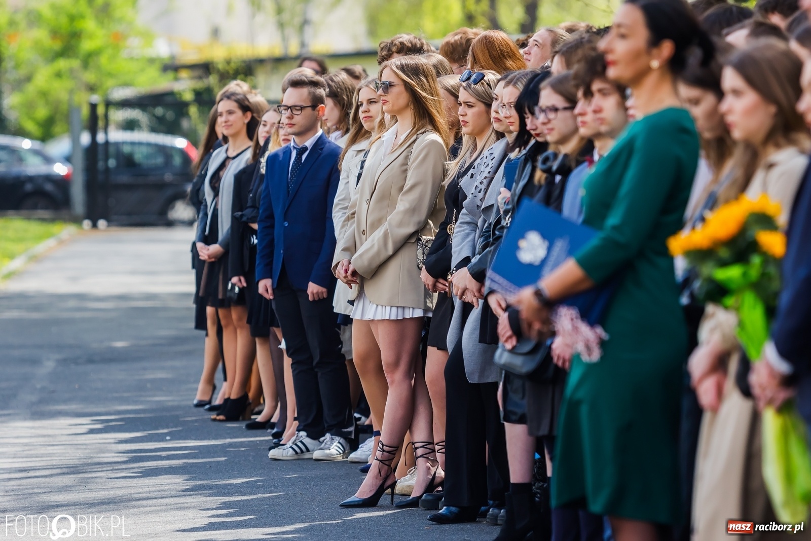 Zdjęcie w galerii na portalu naszraciborz.pl: Smutny czas pożegnania. Absolwenci II LO chcieliby zostać dłużej w szkole wiadomości z regionu