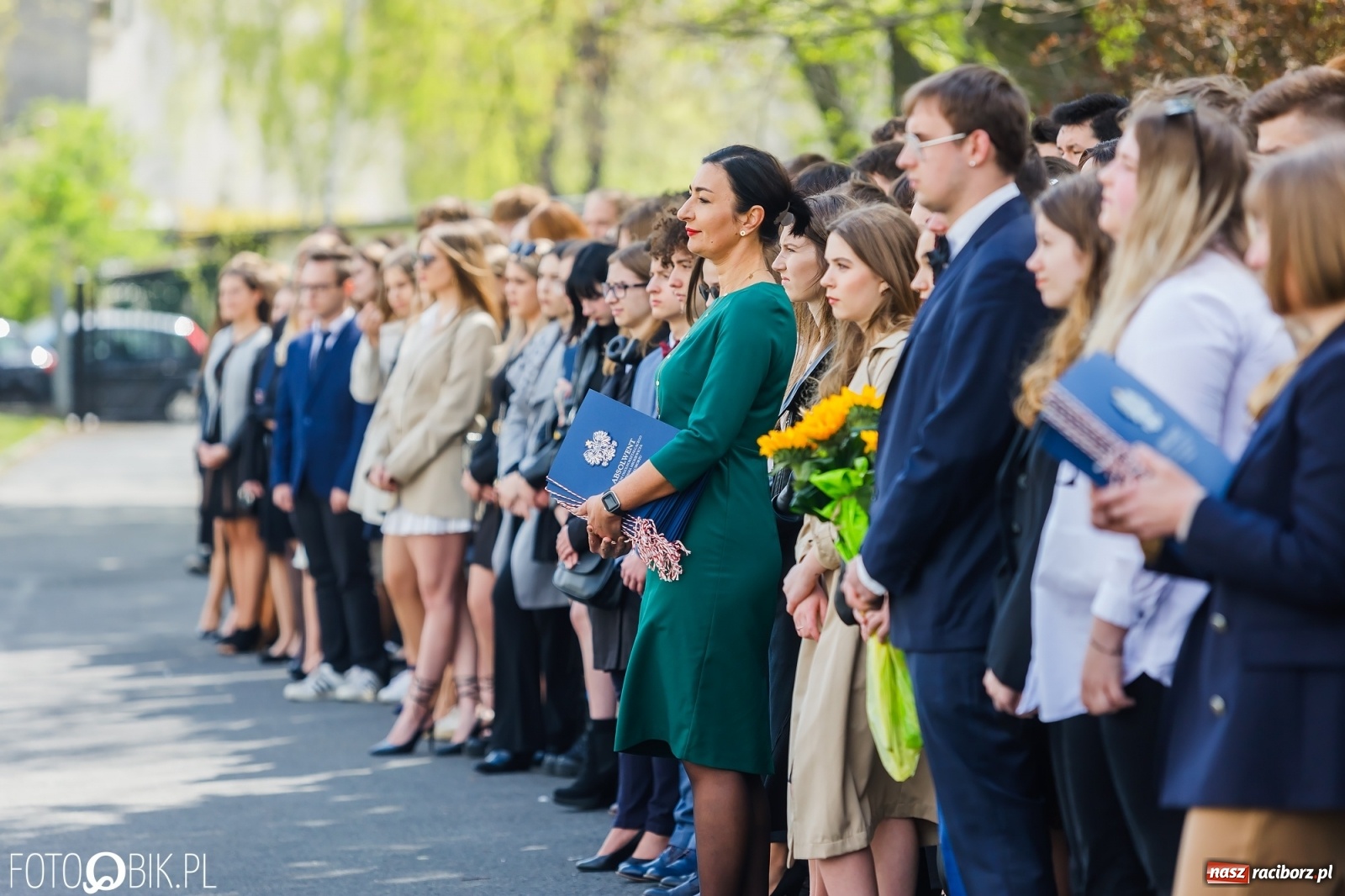 Zdjęcie w galerii na portalu naszraciborz.pl: Smutny czas pożegnania. Absolwenci II LO chcieliby zostać dłużej w szkole wiadomości z regionu
