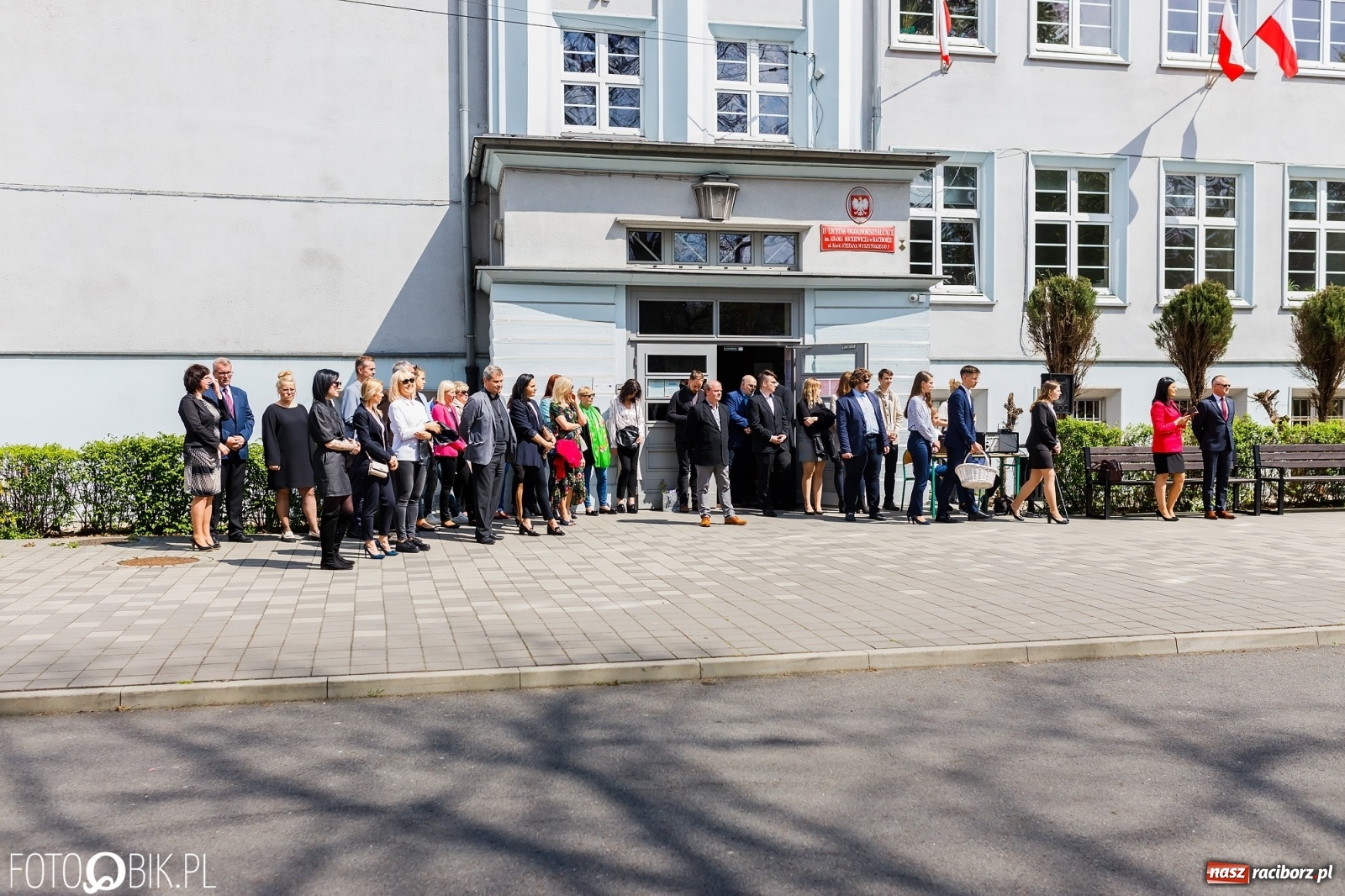 Zdjęcie w galerii na portalu naszraciborz.pl: Smutny czas pożegnania. Absolwenci II LO chcieliby zostać dłużej w szkole wiadomości z regionu